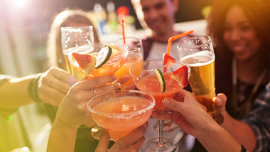 friends cheersing drinks